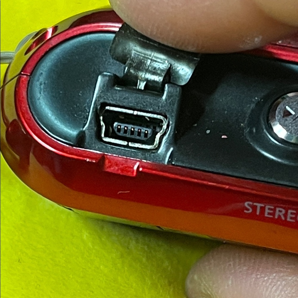 Red Portable MP3/Voice Player with Direct Encoding and Built-In Mic - Picture 4 of 13
